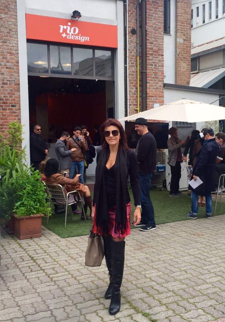 Rosane Girardi visitando o design brasileiro na Via Tortona