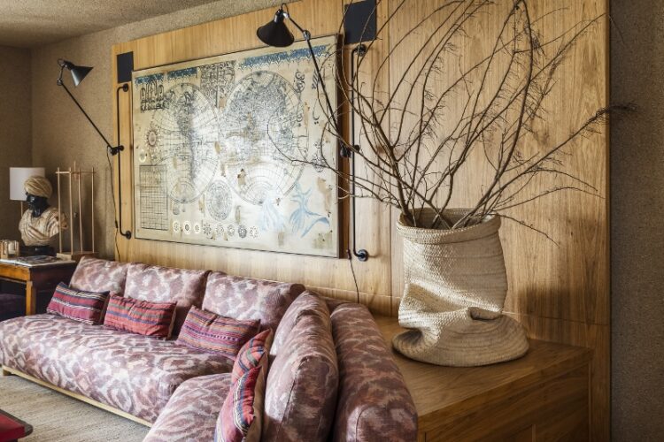 A Sala Kidron, ambiente do arquiteto Marcelo Salum para a CASACOR Florianópolis 2017, traz um conceito nômade com características no décor Boho. Foto Mariana Boro