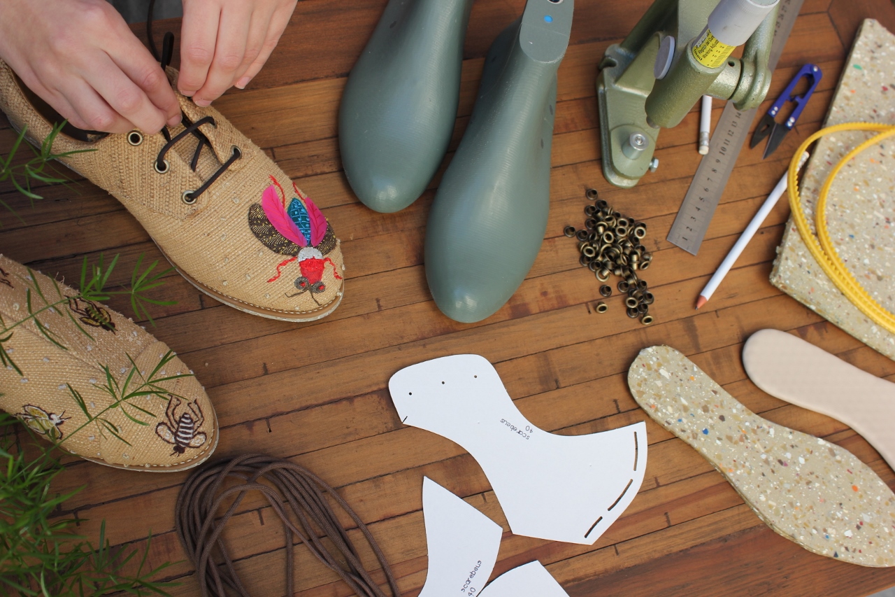 Materiais transformados em calçados pela Insecta Shoes em parceria com a RatoRói.