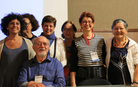 Vicente Wissenbach sentado e alguns colaboradores durante o Docomomo SP. De blusa listrada, a crítica de arquitetura e professora Ruth Verde Zein.
