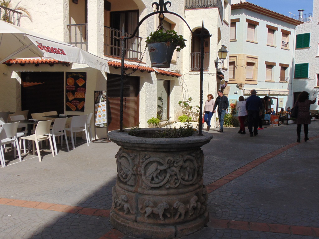 Figura 2: El Roc de Sant Gaietà está construído sobre as rochas às margens do Mar Mediterrâneo.