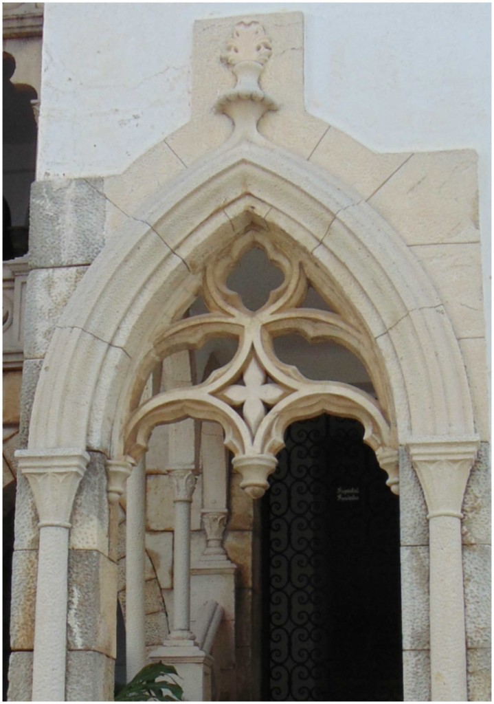 Figura 7: elementos góticos na portada da edificação.
