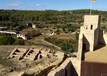 Figura 3: à esquerda, restos de construção de povoado íbero, em El Catllar.