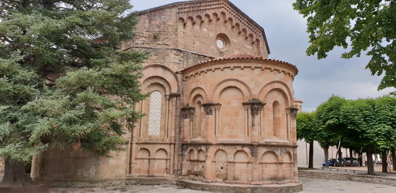Figura_2_Sant_Joan_Abadesses_abside (800x389)