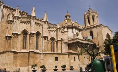 Fachada lateral da Catedral de Tarragona. artigo Pilar