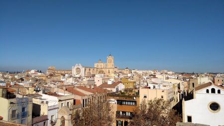 Vista da Catedral de Tarragona que sobressai no Centro de Tarragona. artigo Pilar