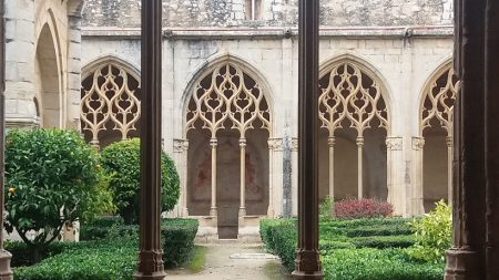 Arcos do pátio do claustro do Monastério de Santes Creus - arquitetura gótica da Ordem Cisterciense. artigo Pilar