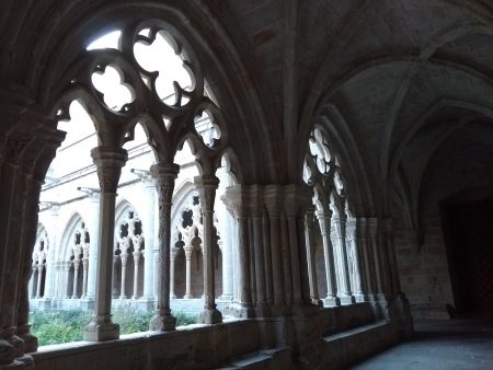 Interior do claustro do Monastério de Poblet - arquitetura Cisterciense espanhola.