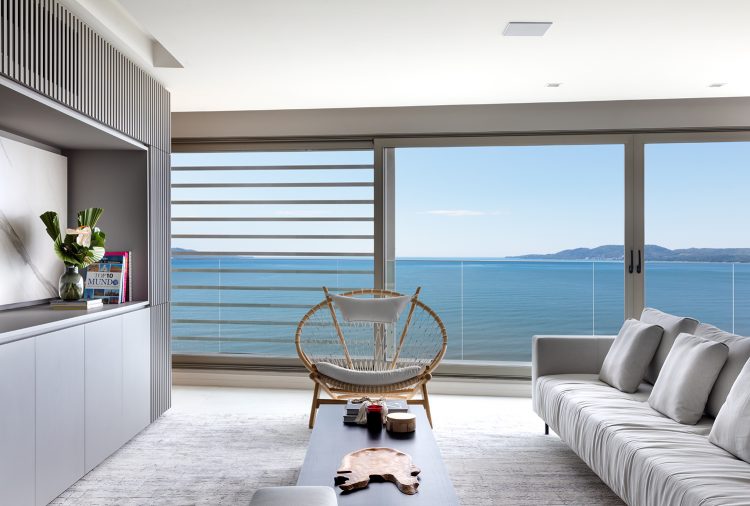 Mesa de centro modelo Jimmy (Dü Design), com acabamento em carvalho ebanizado.