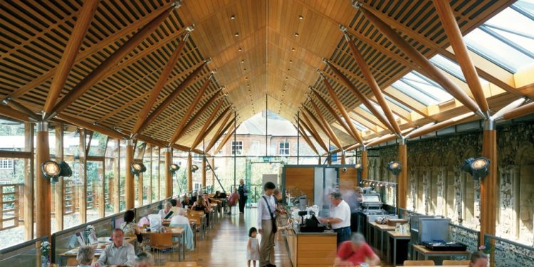 Norwich Cathedral Refectory. Hopkins Architets, UK. (fonte: https://www.hopkins.co.uk/)
