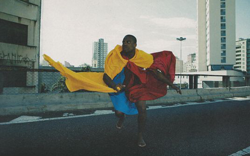 Dançando com o Parangolé, Hélio Oiticica. Imagem Pinterest.⁠