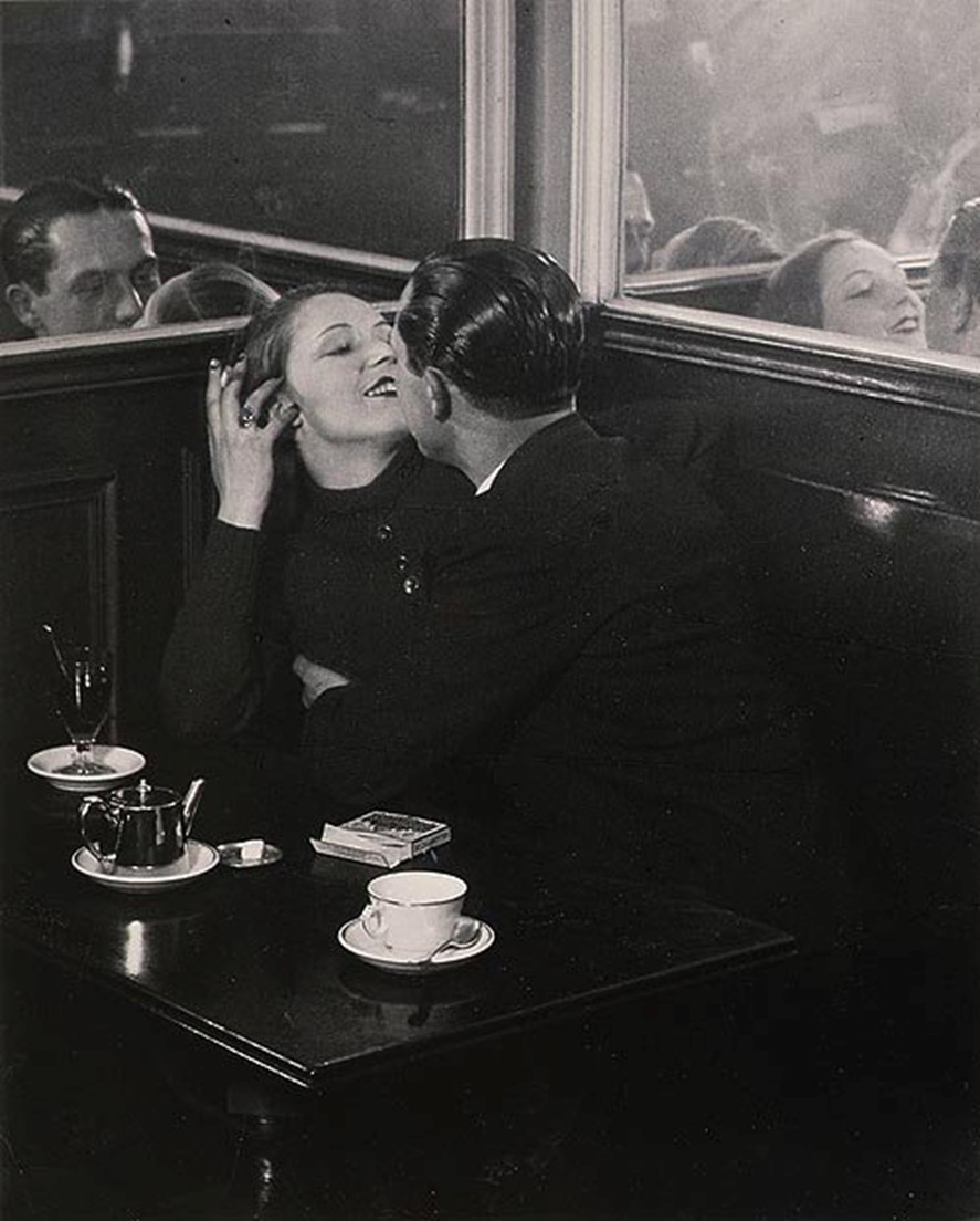 Casal de namorados num café́ próximo a Place d’Italie, Brassaï. Fotografia. 1932. Fonte: www.foam.org