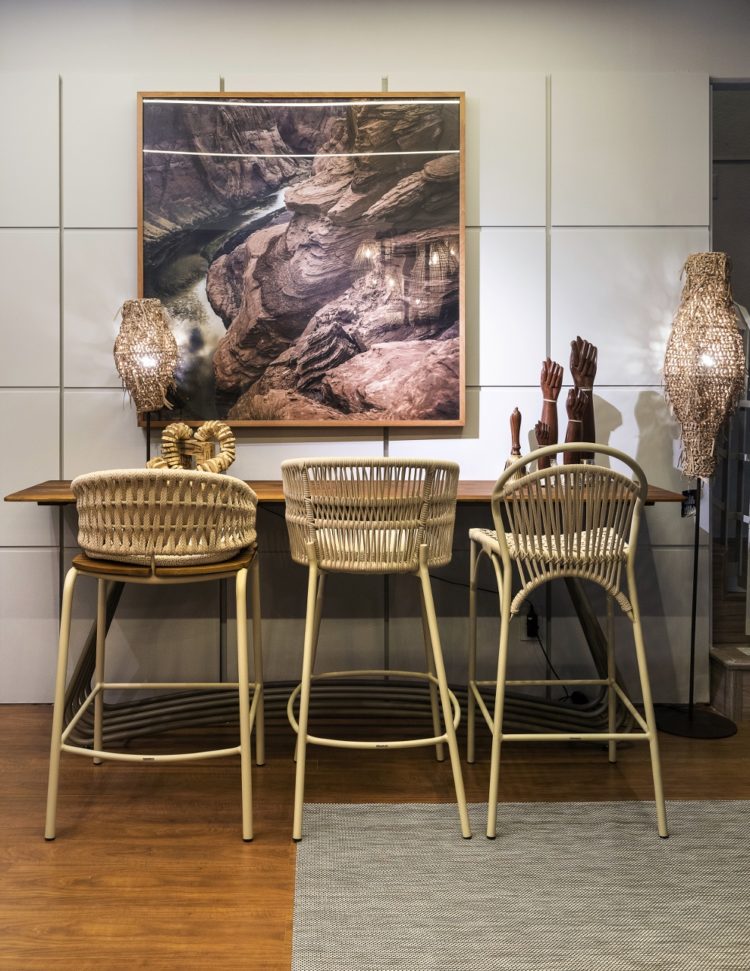 Arquiteto Marco Antônio Medeiros apresenta sua visão da interação do homem com a natureza em ambiente exclusivo de mobiliário outdoor.