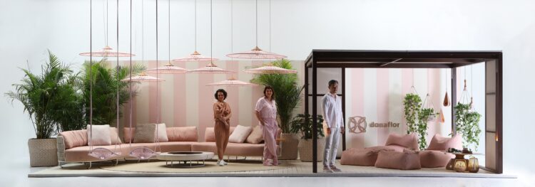 Idealizadores do projeto, Marcelo Yamasita, Juliana Pippi, e Mila Rodrigues, na ‘Varanda Primavera’, ambiente que apresenta a nova coleção outdoor da DonaFlor Mobilia. Foto: Marco Antonio