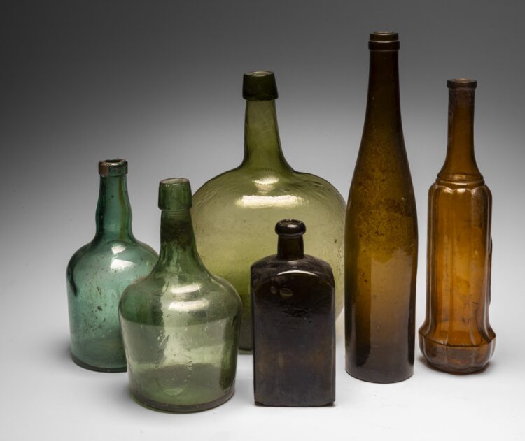 exposiçaõ-imigrantes europeus-garrafas conjunto_