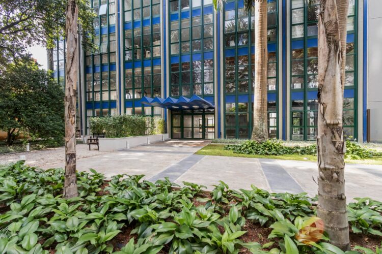 Vista dos jardins na fachada do Edifício Romi. Foto: Marcelo Scandaroli