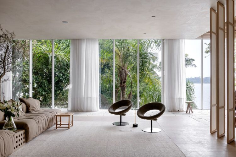 Aberturas amplas promovem a integram do interior com a paisagem exuberante no ambiente Origem, de Mariana Maisonave para a CASACOR/SC Florianópolis. Foto Fábio Jr Severo