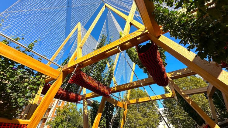 may east-mulheres e cidades