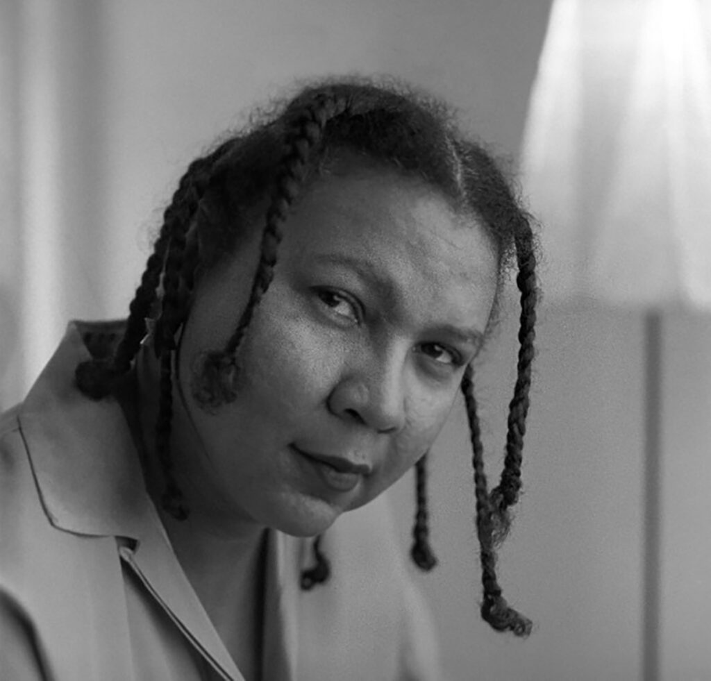 Bell Hooks. Fonte: Internet/revistamarieclaire.globo.com