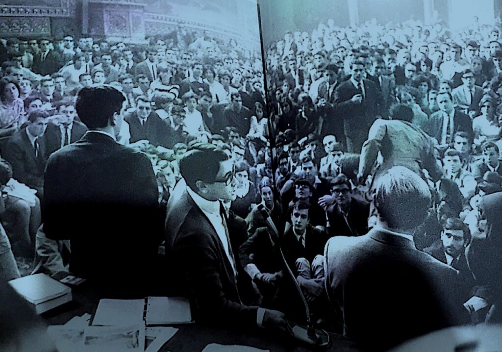Assembleia estudantil Universidade de Barcelona, em 1966. Fonte: Disponível em: Colomina, 2022, p. 145.