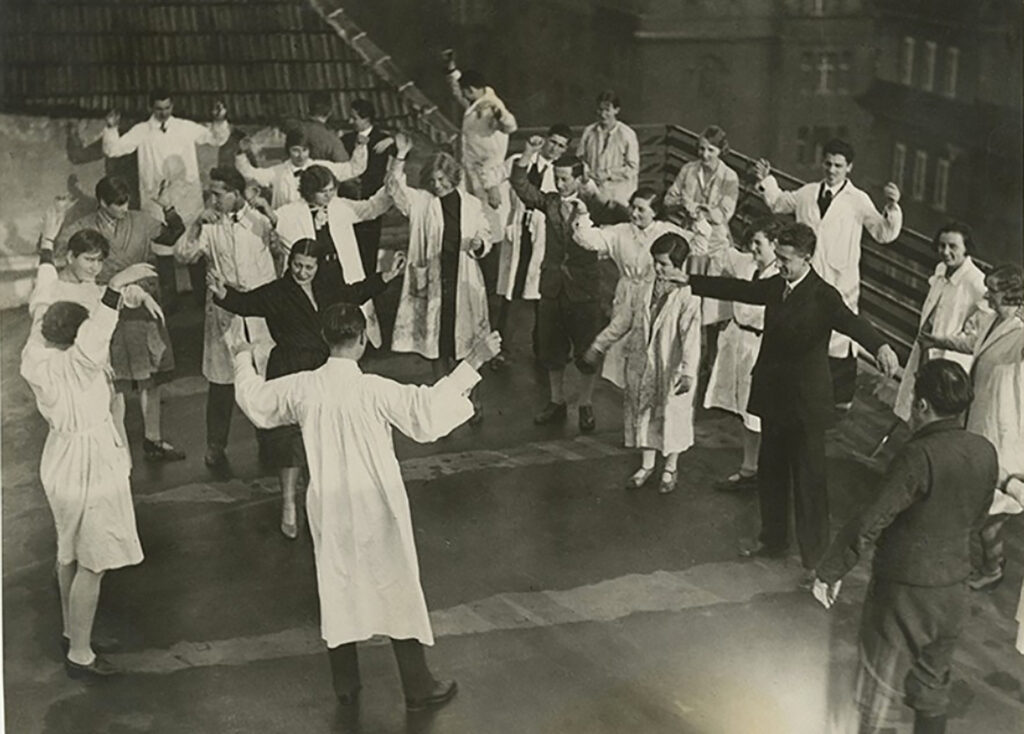 Johannes Itten e seus alunos em um exercício. Fonte: Disponível em: https://www.bauhaus-imaginista.org/articles/2210/a-mystic-milieu