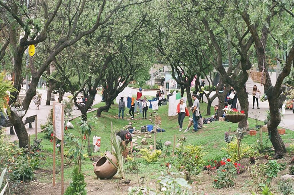 Atividade LA ESCUELA. Fonte: https://laescuela.art/en/campus/library/practices/building-shared-learning-spaces-for-a-healthy-urban-life-la-orilla