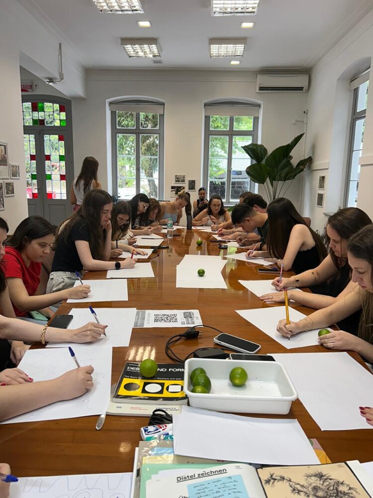Oficina de criatividade Aurora Escola Livre com Luciana Florenzano, ação promovida pelo CAU-SC na Fundação Hermann Hering em Blumenau/SC. Foto acervo Aurora Escola Livre