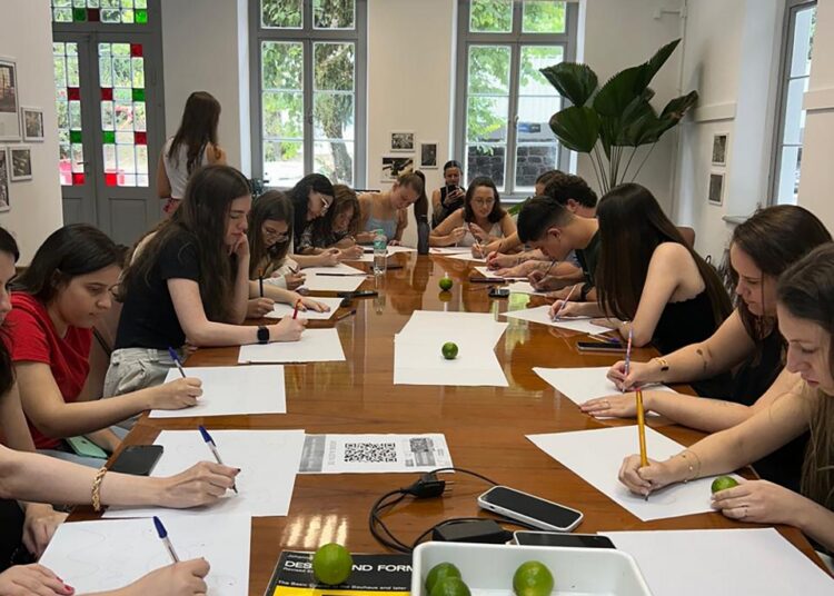 Oficina de criatividade Aurora Escola Livre com Luciana Florenzano, ação promovida pelo CAU-SC na Fundação Hermann Hering em Blumenau/SC. Foto acervo Aurora Escola Livre