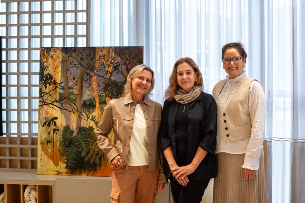 Juliana Hoffmann entre a jornalista Simone Bobsin e a lojista do Ateliê Todeschini Floripa, Claudete Schilling. Foto Luma Reimannn