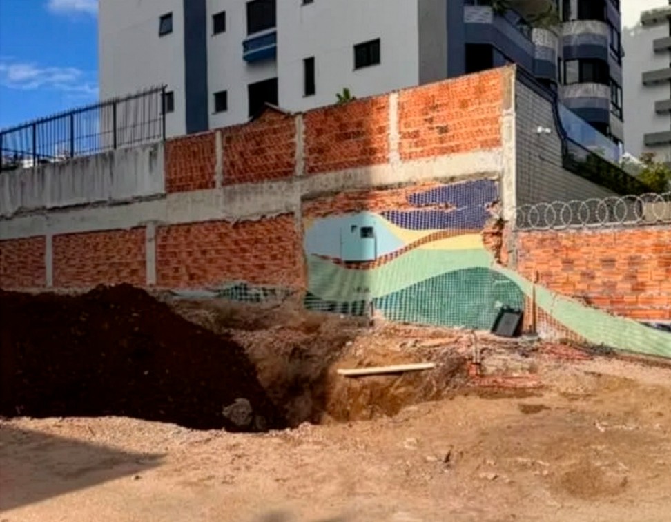 Painel Hassis demolido em 2026.