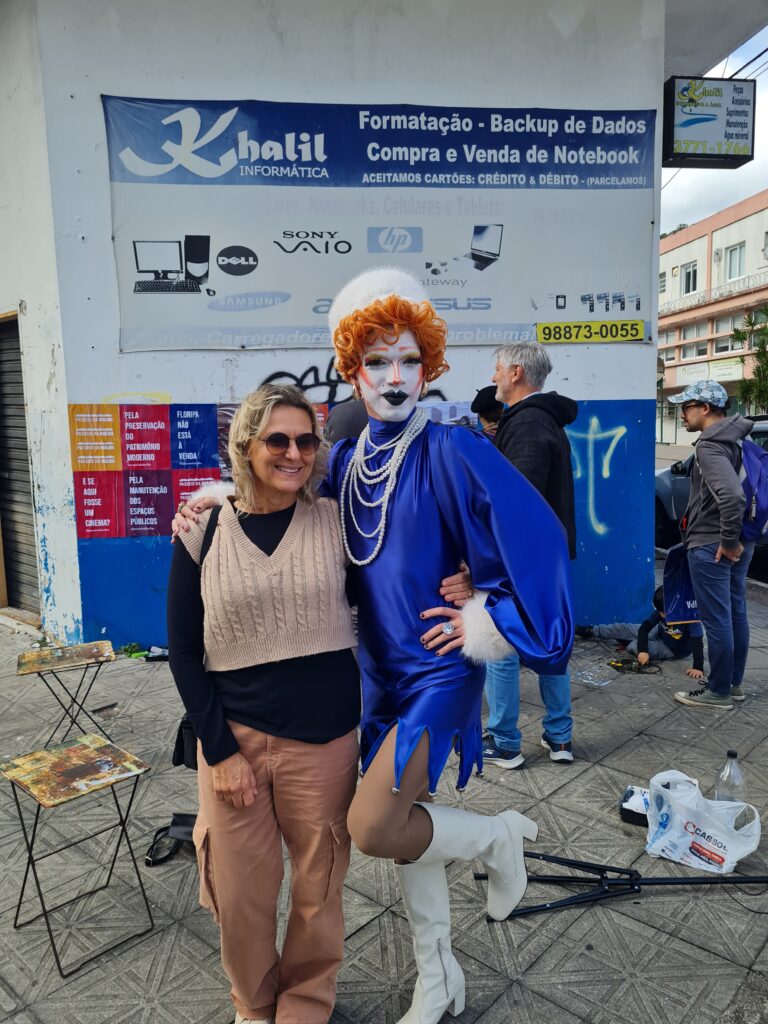 DRag Urbana e jornalista Simone Bobsin na ação que colou lambe lambe no prédio da antiga Rodoviária de Florianópolis