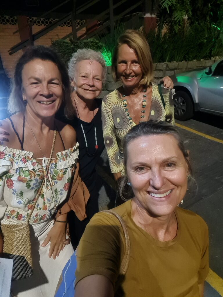 Katia Véras ao lado de Silvia Lenzi e May East. Em frente, Simone Bobsin