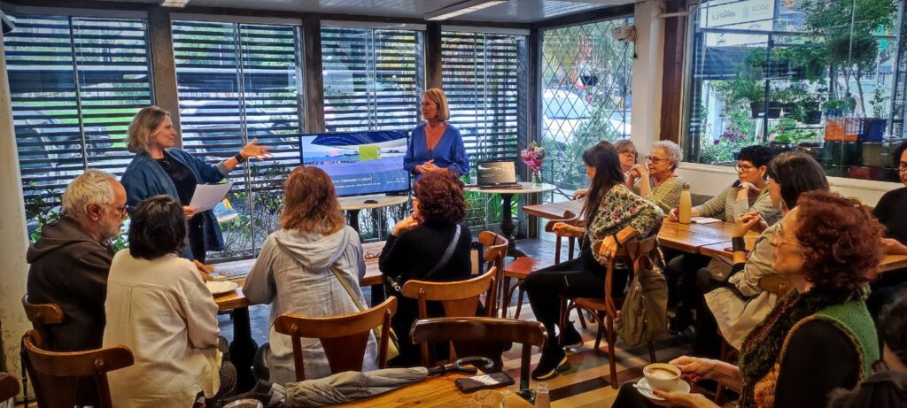 Evento de lançamento do livro de May East em Florianópolis, dezembro de 2024