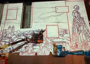 Projeção do mural “Anunciação” na empena do Museu Victor Meirelles, na noite de segunda-feira (17/08), dando início à pintura que abre a terceira edição do Street Art Tour. A obra, de Bernardo Dartagnan e Henrique Doss, revisita o legado do pintor catarinense Victor Meirelles. Foto Bárbara Branco