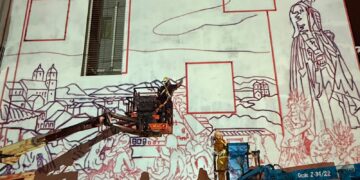 Projeção do mural “Anunciação” na empena do Museu Victor Meirelles, na noite de segunda-feira (17/08), dando início à pintura que abre a terceira edição do Street Art Tour. A obra, de Bernardo Dartagnan e Henrique Doss, revisita o legado do pintor catarinense Victor Meirelles. Foto Bárbara Branco